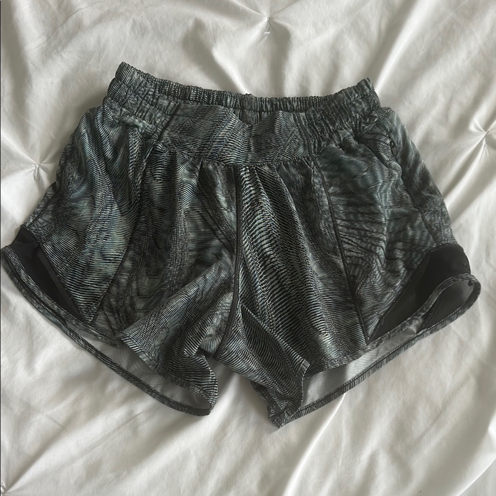 Patterned Lululemon Hotty Hot Low rise 4 inch shorts